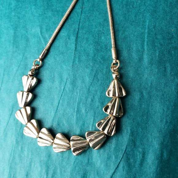 2/10$ Gold tone dainty triangle bracelet - Picture 2 of 4